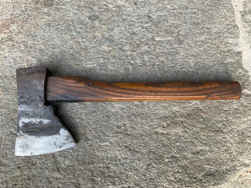Geschmiedetes beil axt - geschmiedetes,