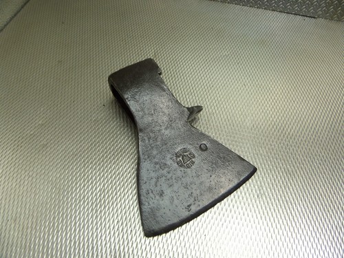 Altes geschmiedetes beil axt - geschmiedetes,