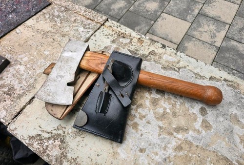 Altes beil axt mit - beil, holzstiel
